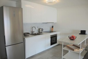 Fridge, oven, stovetop, dishwasher