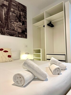 2 bedrooms, iron/ironing board, internet, bed sheets - WAKAFLATS 1, CHUECA SB (Madrid)