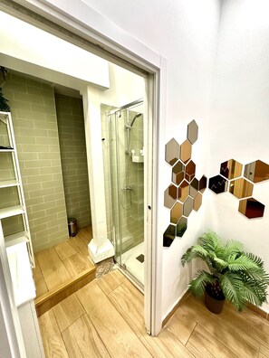 Douche, sèche-cheveux, serviettes fournies, savon