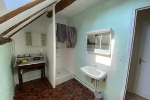 Shower, hair dryer, toilet paper