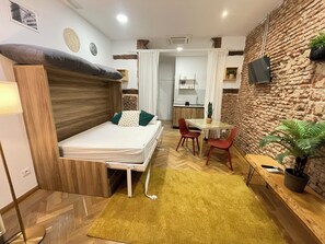 1 dormitorio, tabla de planchar con plancha, wifi y ropa de cama