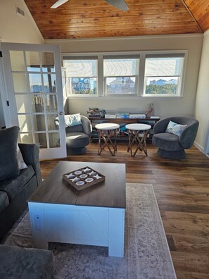 Smart TV, fireplace, DVD player, books