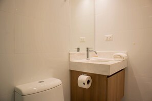 Shower, hair dryer, towels, shampoo