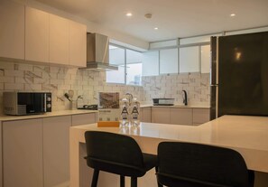 Réfrigérateur, micro-ondes, four, plaque de cuisson