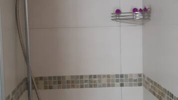 Dusche, Haartrockner, Handtücher, Seife