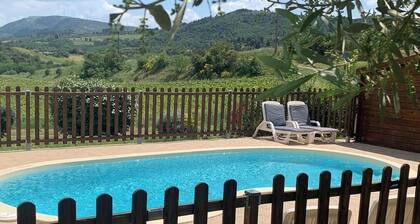 Ensemble de 4 gßtes 3*** avec piscine privée pour 16 pers au milieu des vignes .