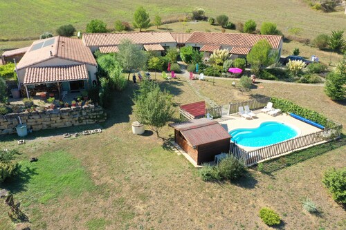 Set of 4 air-conditioned 3*** gîtes, swimming pool for 16 people in the middle of the vineyards.