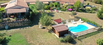 Set of 4 air-conditioned 3*** gîtes, swimming pool for 16 people in the middle of the vineyards.