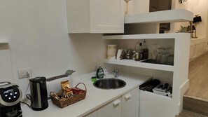 Køleskab, ovn, kogeplade, kaffe-/temaskine