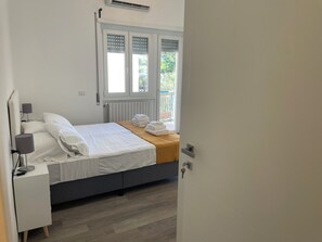 In-room safe, desk, laptop workspace, blackout curtains - Salotto Tuscolano (Rome)