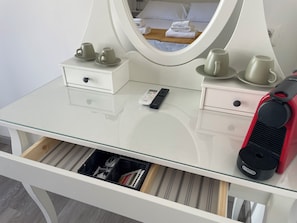 Caja fuerte, escritorio, espacio para trabajar con un portátil