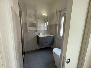 Shower, hair dryer, towels, soap - Salotto Tuscolano (Rome)