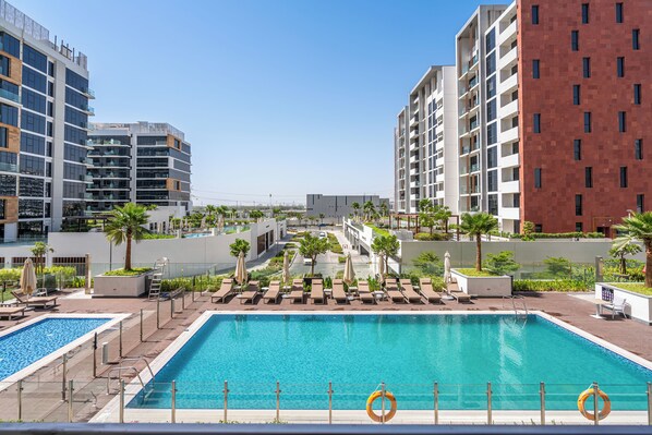 Außenpool, Sonnenschirme, Liegestühle