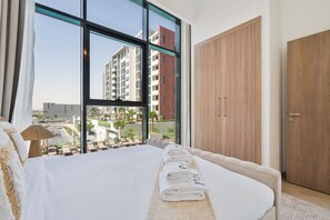 Căn hộ có thiết kế đặc sắc, ban công, quang cảnh hồ bơi | Chăn bông, két bảo mật tại phòng, màn/rèm cản sáng, phòng cách âm 