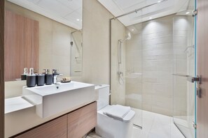 Design-Apartment, Balkon, Poolblick | Badezimmer | Dusche, Regendusche, Haartrockner, Bidet