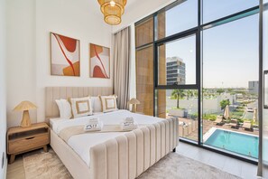 Design-Apartment, Balkon, Poolblick | Daunenbettdecken, Zimmersafe, Verdunkelungsvorhänge