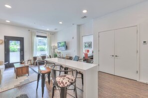Dining - Welcome to your Nashville getaway! This modern 1-bedroom, 1-bath condo is located in the heart of Downtown, 1.2 miles from Broadway’s live music, incredible dining, and local attractions. Perfect for couples, solo travelers, or business. (Nashville)