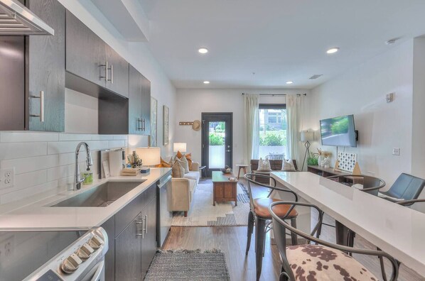 Kühlschrank, Mikrowelle, Ofen, Herdplatte