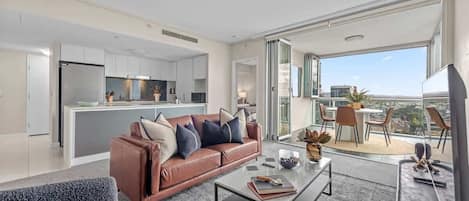 Smart TV, libros, oficina