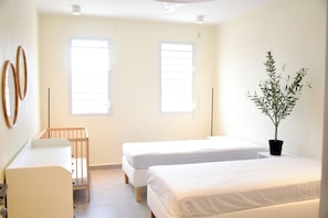 3 habitaciones, tabla de planchar con plancha, wifi y ropa de cama