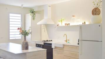 Microondas, horno y lavavajillas