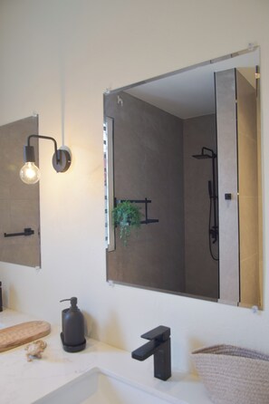 Chuveiro, secador de cabelo, toalhas de banho, sabonete