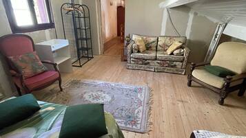 2 habitaciones, tabla de planchar con plancha, internet y ropa de cama