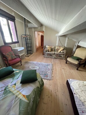 2 bedrooms, iron/ironing board, internet, bed sheets