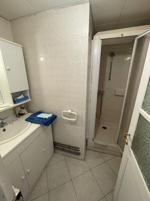 Dusj, hårføner, håndklær og såpe