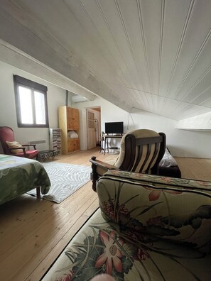 2 bedrooms, iron/ironing board, Internet, bed sheets