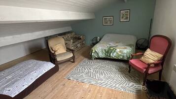 2 chambres, fer et planche à repasser, accès à Internet, literie fournie