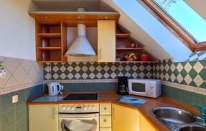 Kühlschrank, Herdplatte, Wasserkocher mit Kaffee-/Teezubehör