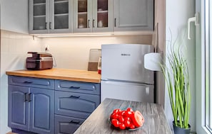 Refrigerador, microondas, lavavajillas y cafetera y tetera 