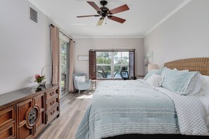 3 habitaciones, escritorio y tabla de planchar con plancha 