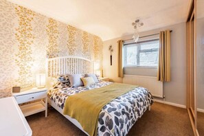 Iron/ironing board, travel cot, WiFi, bed sheets