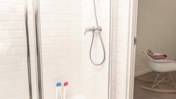Ducha, secador de pelo, toallas y jabón