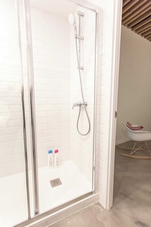 Douche, sĂšche-cheveux, serviettes fournies, savon