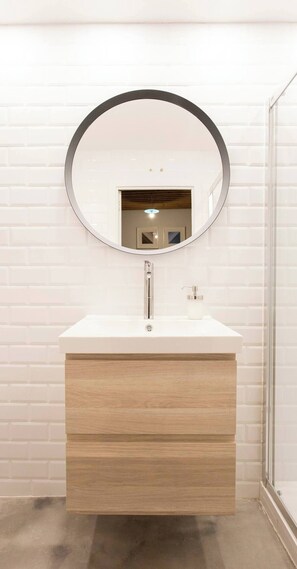 Een douche, een haardroger, handdoeken, zeep