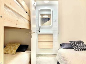 2 bedrooms, iron/ironing board, WiFi, bed sheets