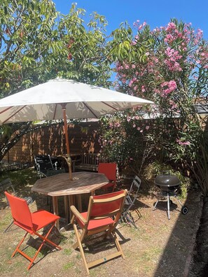 Outdoor dining - Oleronaise house sleeps 6 totally renovated in the heart of St Georges d'oleron (Saint-Georges-d'Oléron)