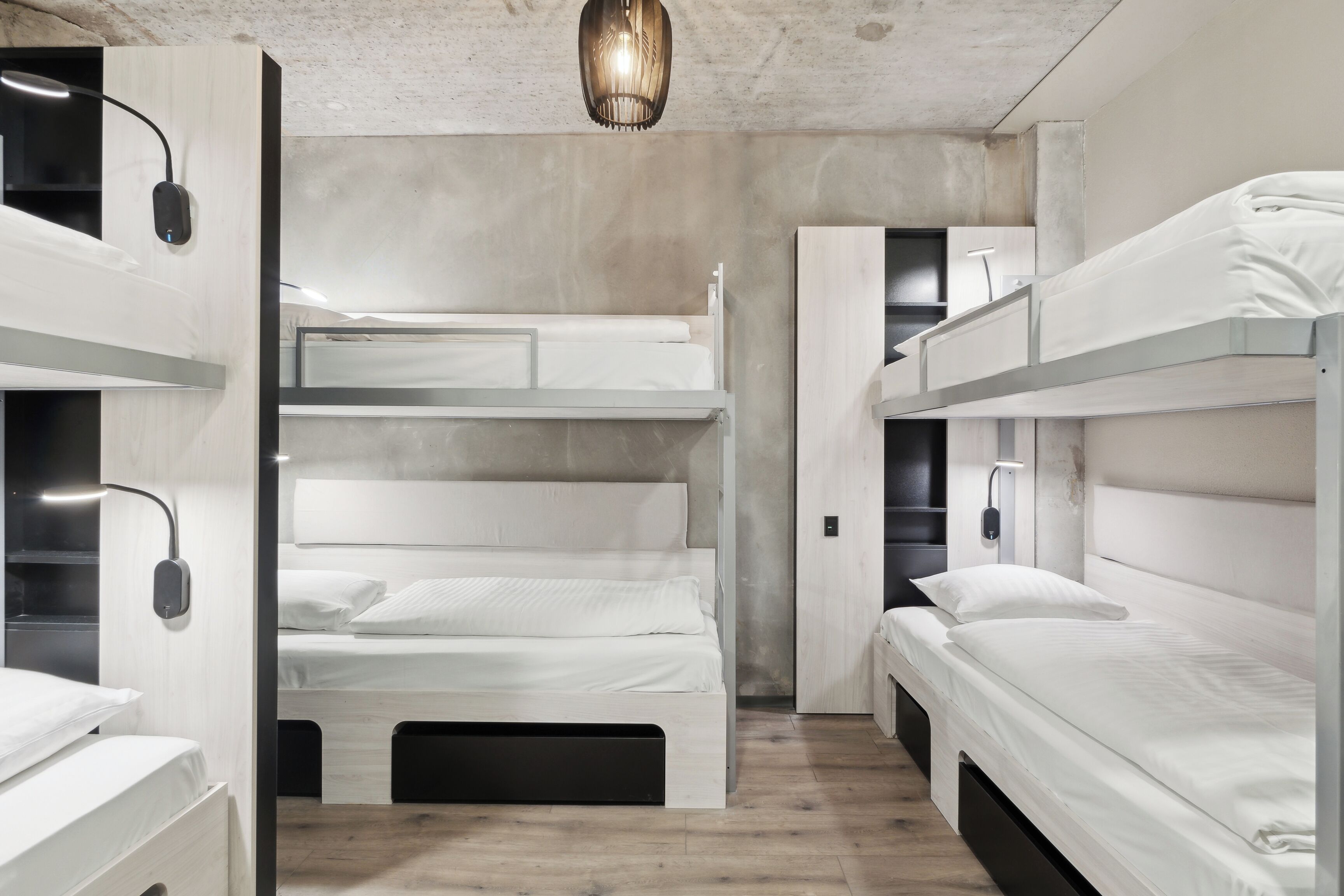 Family Room | Desk, free WiFi