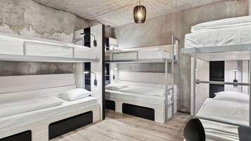 Family Room | Desk, free WiFi