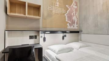 Quarto casal econômico | Escrivaninha, Wi-Fi de cortesia