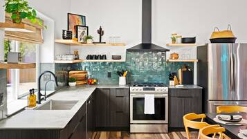 Refrigerador, microondas, horno y parrilla de estufa