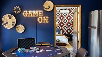 3 habitaciones, escritorio y tabla de planchar con plancha