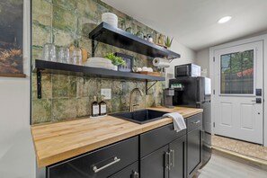 Jääkaappi, mikroaaltouuni, kahvin-/teenkeitin, leivänpaahdin