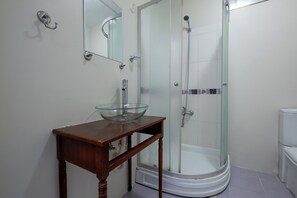 淋浴设施、吹风机、坐浴桶、毛巾