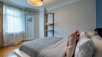 3 bedrooms, iron/ironing board, internet, bed sheets