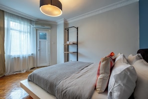 3 bedrooms, iron/ironing board, internet, bed sheets