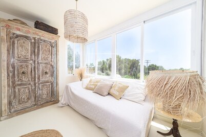 Villa Tutti sur Mer, authentic boho style, private pool, mountain views - by Oyoostays